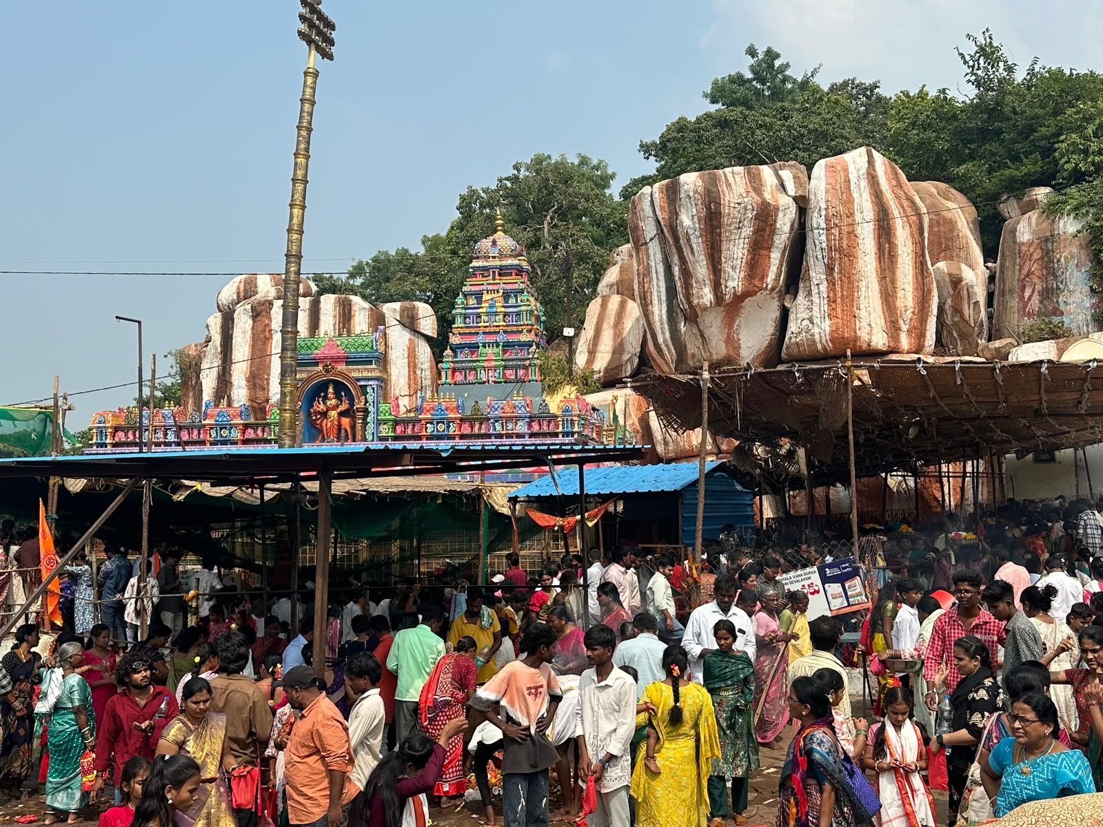 ** భక్తులతో కిక్కిరిసిన ఏడుపాయలు **
