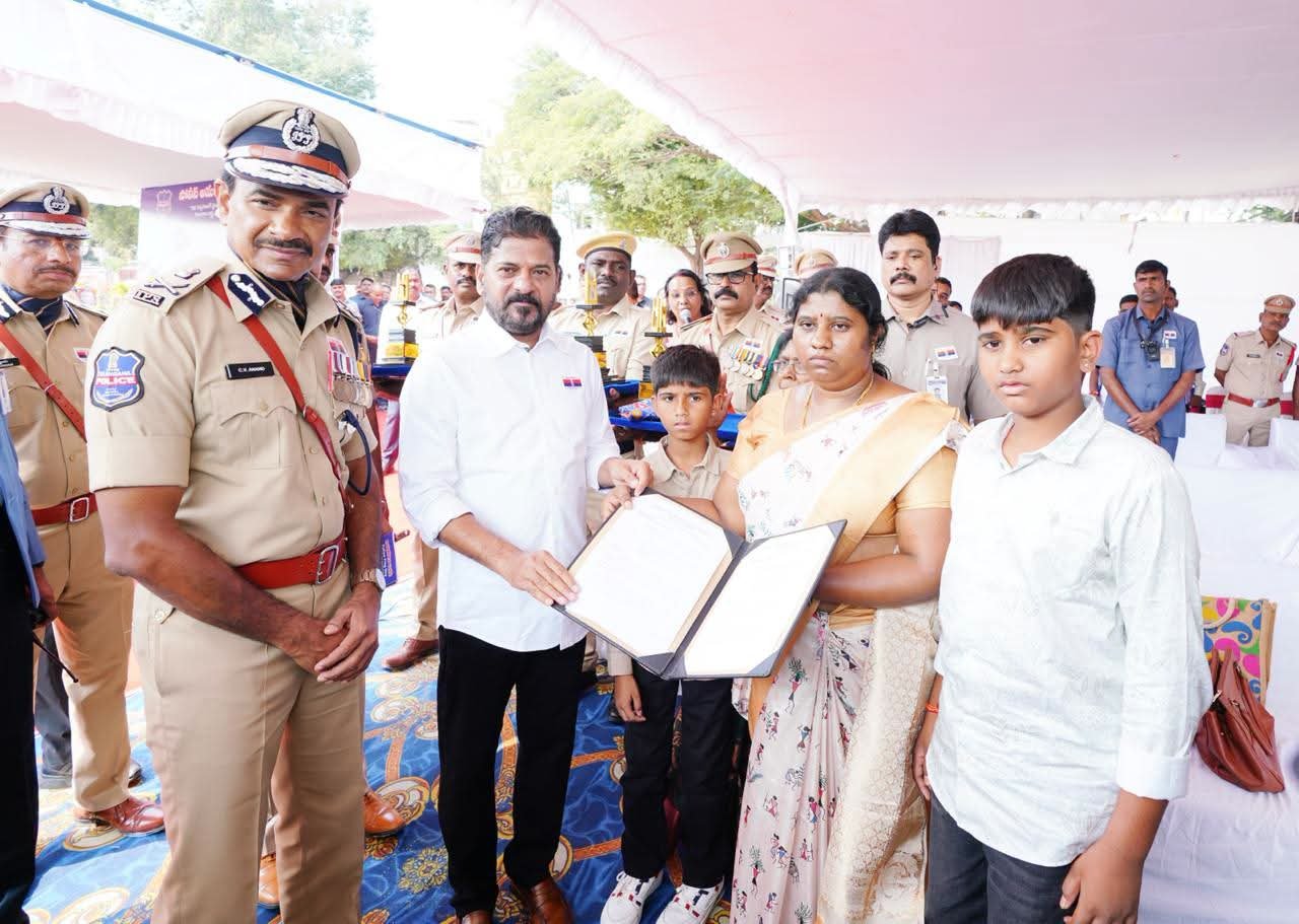 విడతలవారీగా నియామకాలు చేపడుతూ 2028 నాటికి పోలీసు శాఖలో అన్ని ఖాళీలను భర్తీ చేస్తామని ముఖ్యమంత్రి శ్రీ ఎ. రేవంత్ రెడ్డి గారు ప్రకటించారు. పోలీసు శాఖలో సిబ్బంది కొరత అన్నది లేకుండా సంపూర్ణంగా నియామకాలు చేపడుతామని స్పష్టం చేశారు. - Additional Image