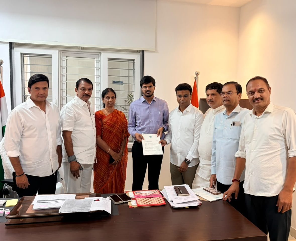 తెలంగాణ రాష్ట్ర హౌసింగ్ శాఖ ప్రత్యేక కార్యదర్శి వీ పి గౌతమ్ ను కలిసి వినతి పత్రం ఇస్తున్న : బీఆర్ యస్ ఎమ్మెల్యేలు