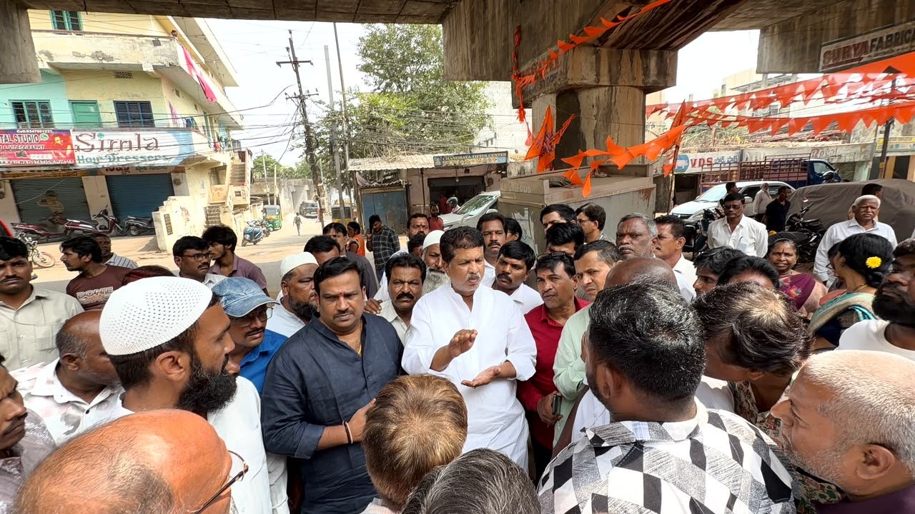 🔴 బ్రేకింగ్ న్యూస్  చిరు వ్యాపారుల సమస్యపై ఎమ్మెల్యే మాధవరం కృష్ణారావు స్పందన! ఫ్లైఓవర్ కింద వ్యాపారులకు ఇబ్బందులు కలగకుండా చూడాలని కమిషనర్‌కు విజ్ఞప్తి - Additional Image